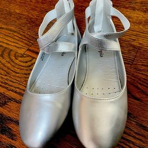 Girls silver dress shoes Size 2